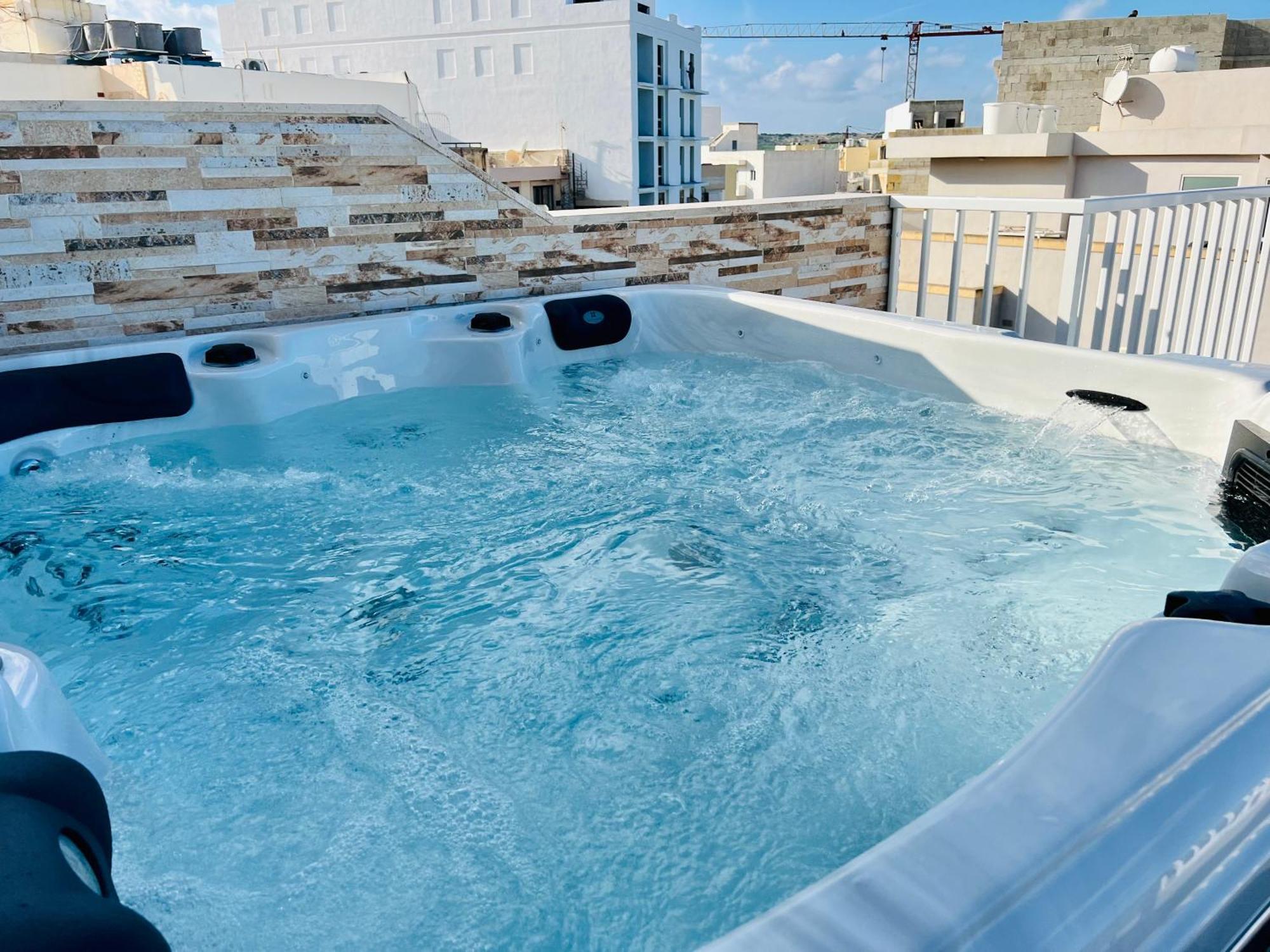 Poseidon Court Penthouse Superior Apartment St. Paul's Bay Ngoại thất bức ảnh